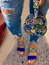 Lässige, flache Slide-Sandalen mit Print